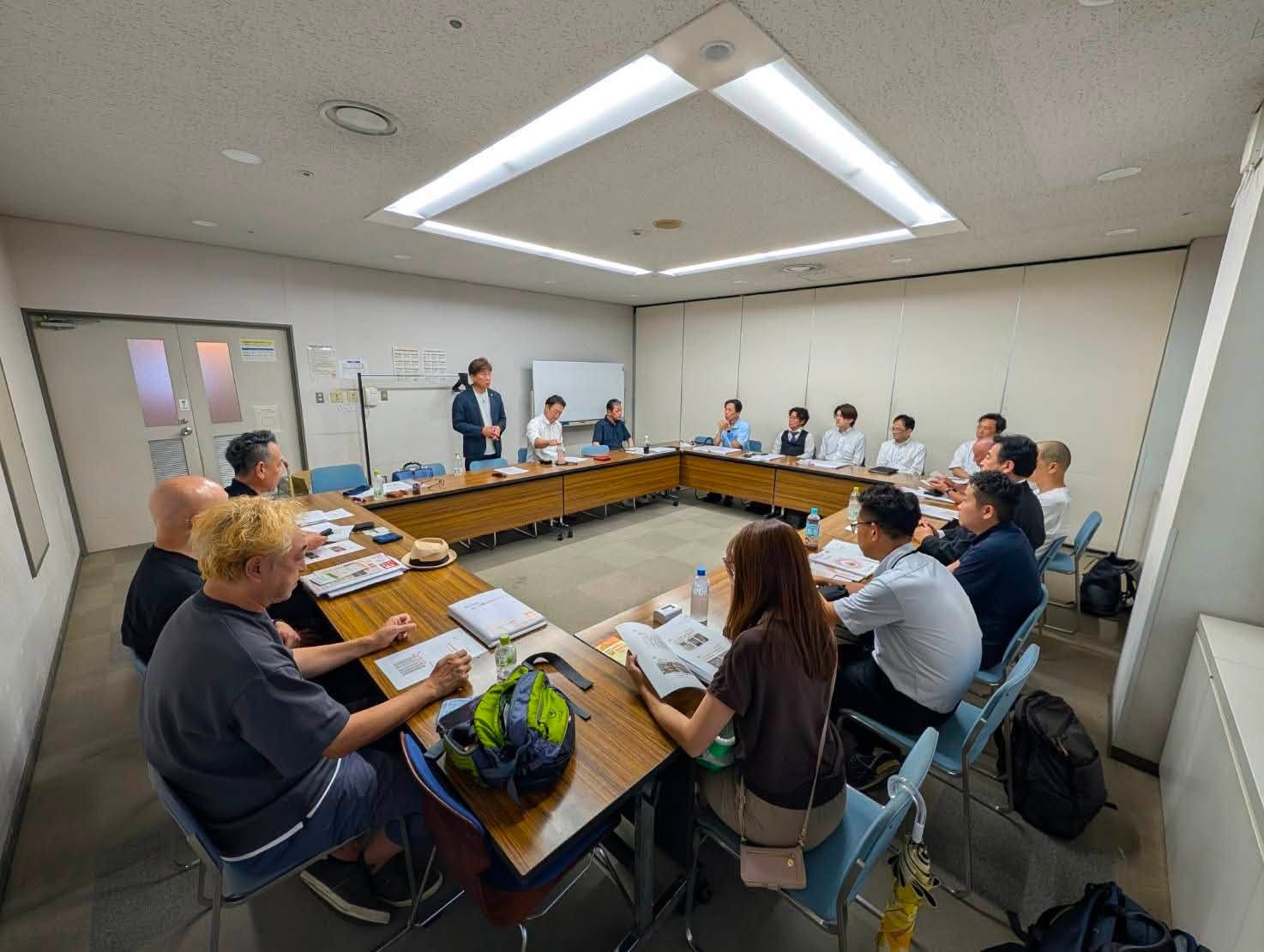 第12期の活動報告会で会員に向けて発表する参加者