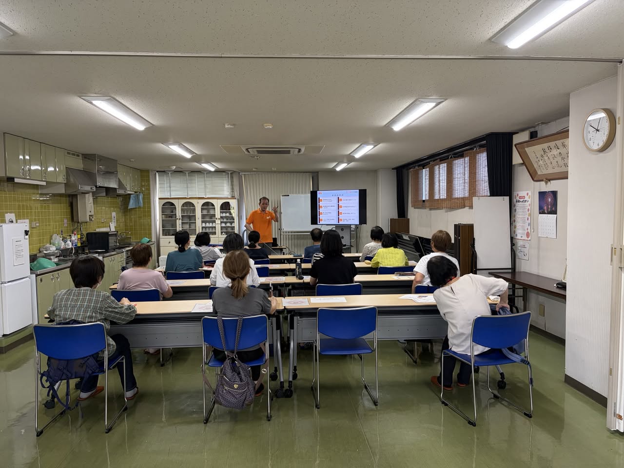 ふれあいセンター茨木の家計見直しセミナーで講師の話を聞く参加者